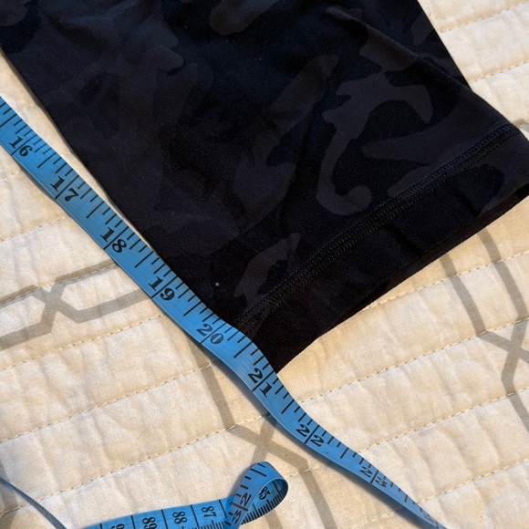 Align cropped Black Camouflage Leggings - Picture 5 of 5